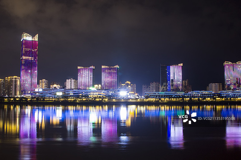 城市夜景灯光，霓虹灯，摩天大楼，地标建筑，河流，嘉陵江图片素材