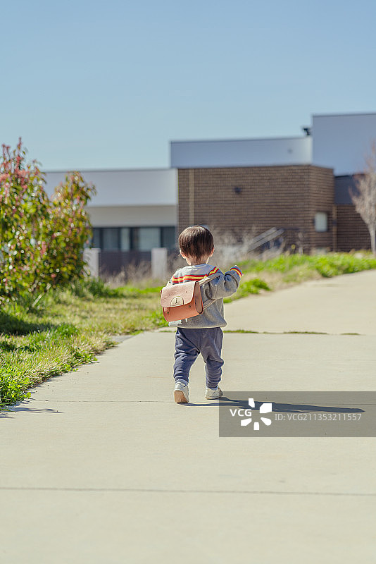 回家的读书娃图片素材
