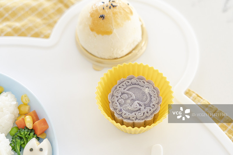 冰皮月饼与蛋黄酥图片素材