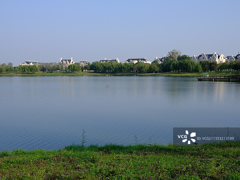 湖边别墅群远景图片素材