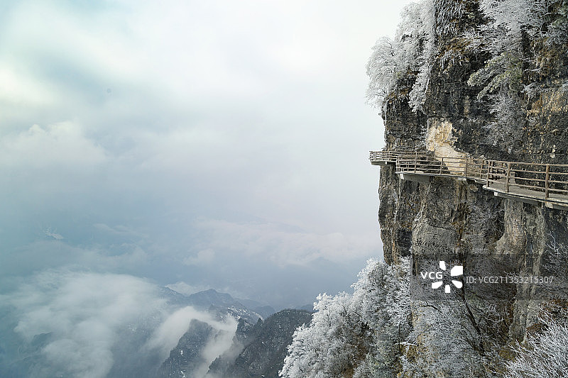 冬天雪景中高视角下的陕西汉中龙头山景区悬崖凌空栈道图片素材