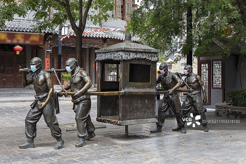 山东潍坊青州古城雕塑，戴口罩的雕像图片素材