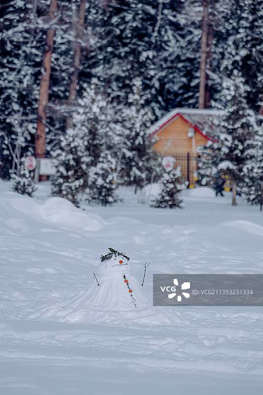 雪地上的雪人图片素材