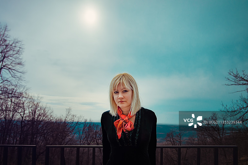 站在天空下的女子肖像图片素材