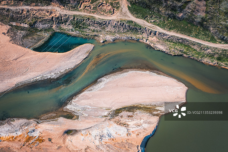 冬季蜿蜒的河流鸟瞰图片素材