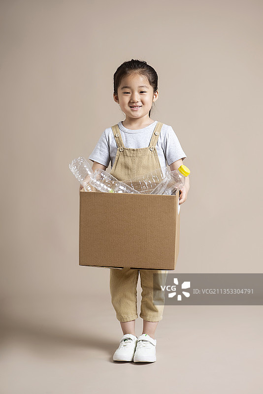 女孩正在扔塑料瓶图片素材