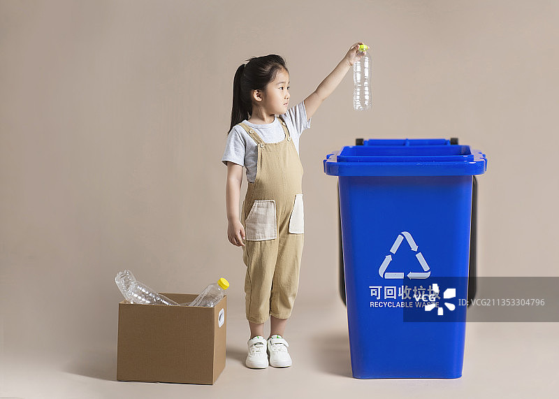 女孩正在扔塑料瓶图片素材