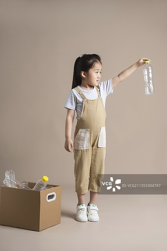 女孩正在扔塑料瓶图片素材