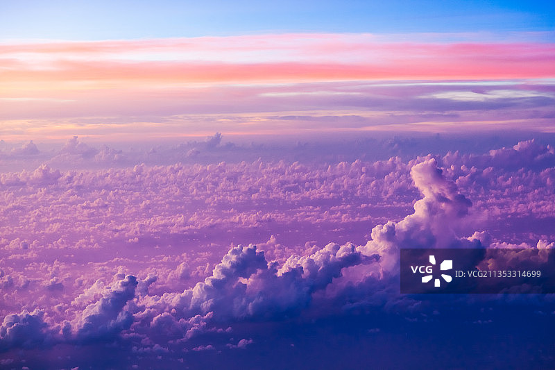 飞机视角高空中的日出图片素材