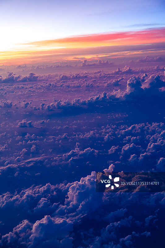 飞机视角高空中的日出图片素材