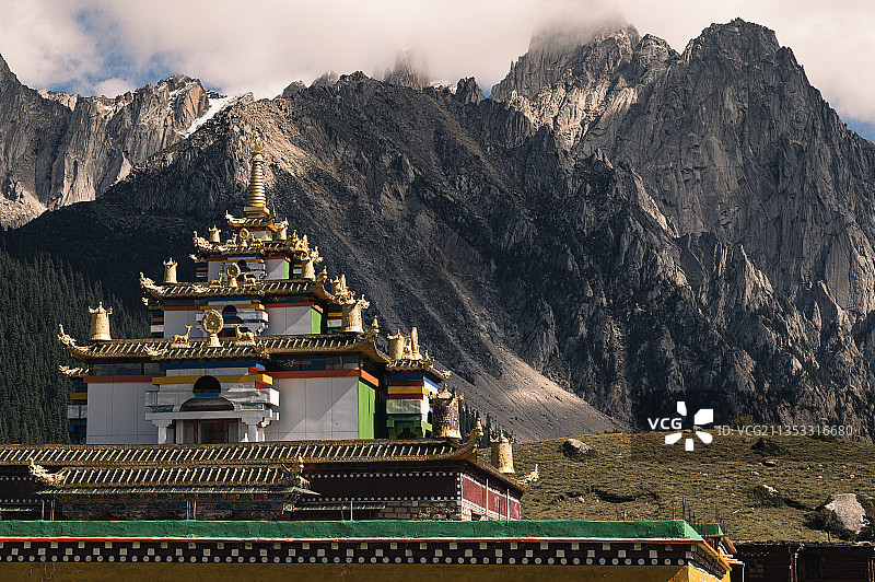 措普沟的高山与寺庙图片素材
