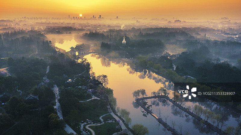 晨雾缭绕，拍摄于扬州瘦西湖风景区图片素材