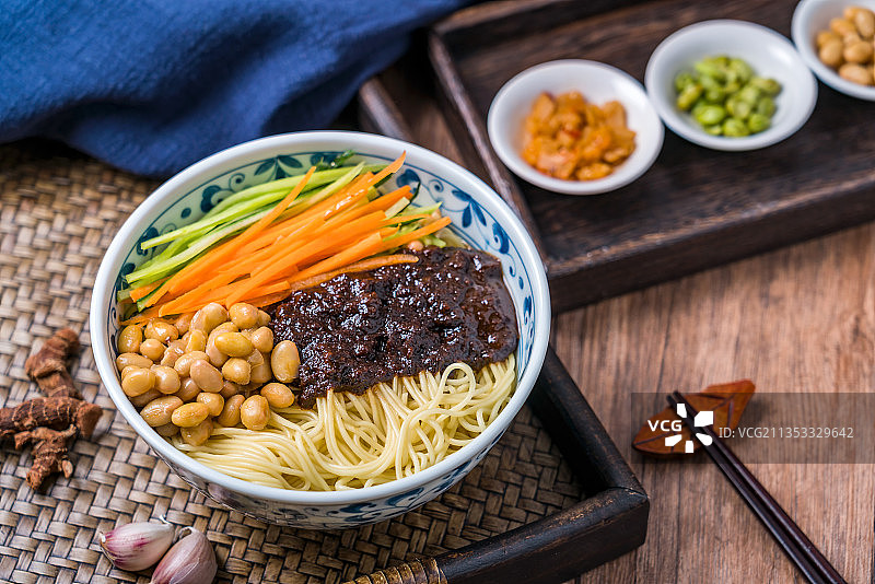 放在木桌上的北京美食老北京炸酱面图片素材