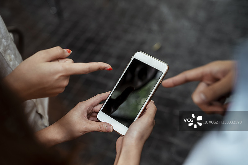 判断使用手机的人。图片素材