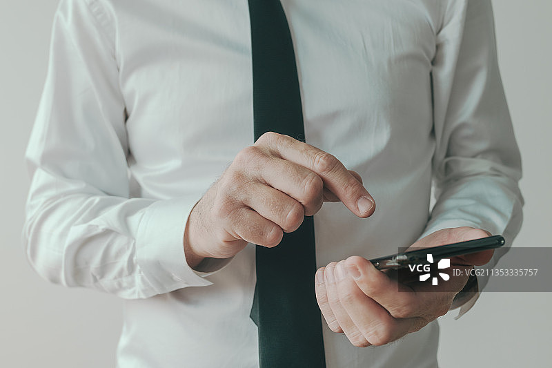 商务人士在白色背景下使用手机，塞尔维亚图片素材