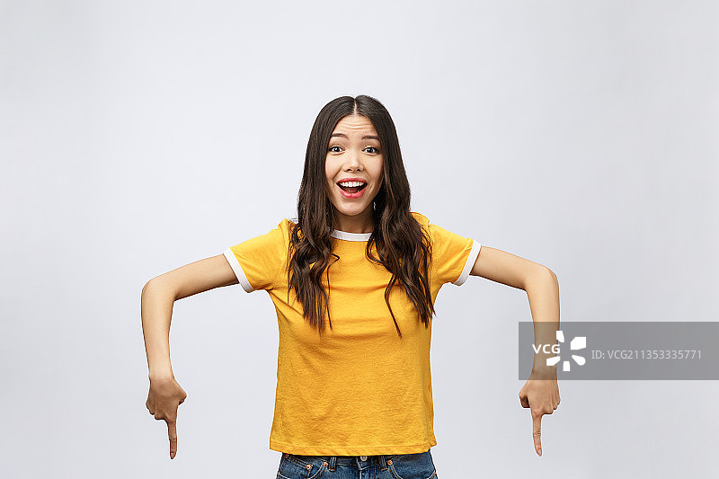 白色背景下微笑的年轻女子的肖像图片素材