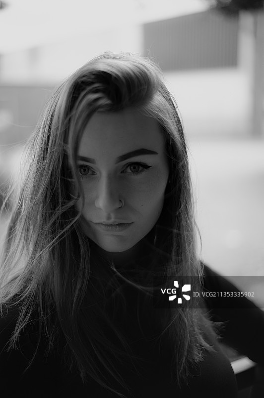 德国弗雷登的美丽年轻女子肖像图片素材