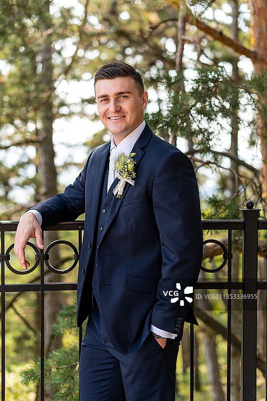 斯洛伐克，栏杆旁的微笑青年人像图片素材