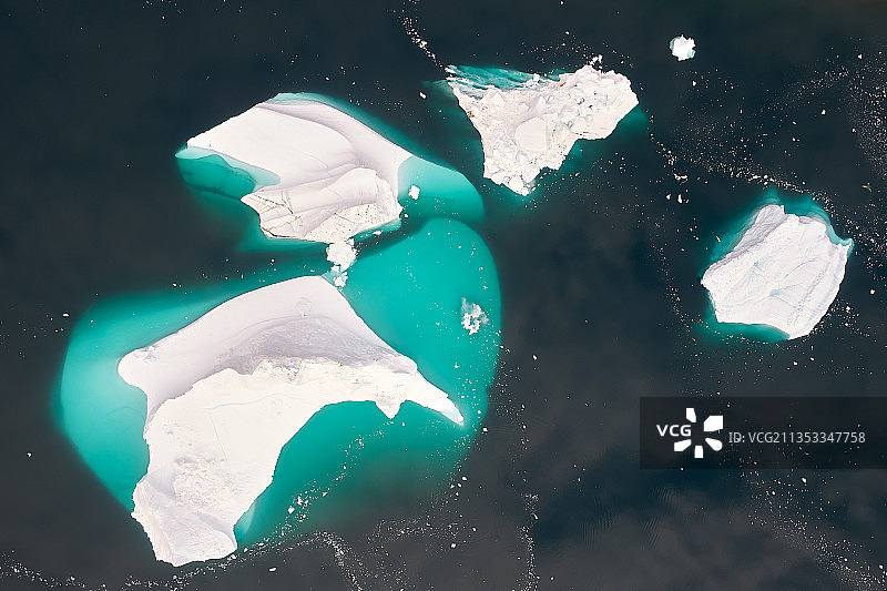海中冰山的高角度视图图片素材