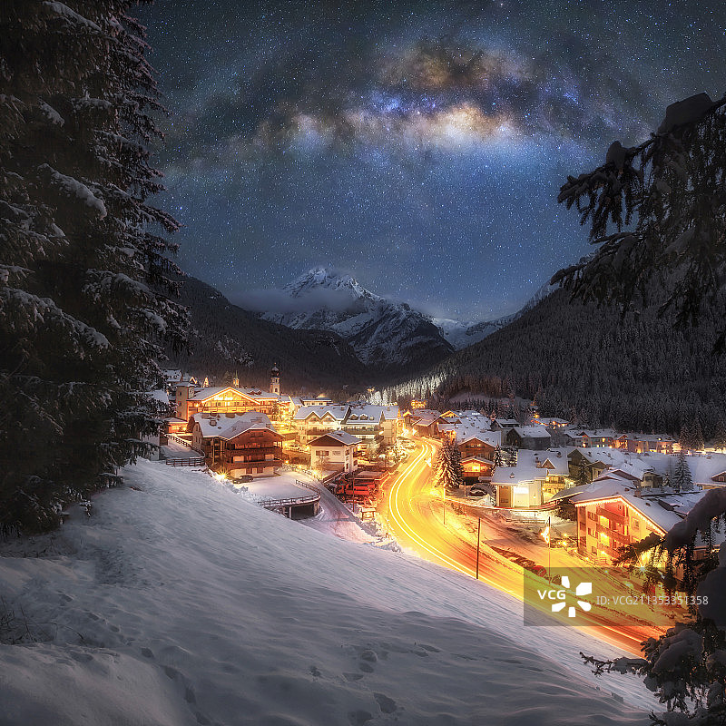 意大利，夜幕下白雪皑皑的群山美景图片素材