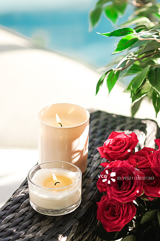 桌上点燃的蜡烛特写图片素材