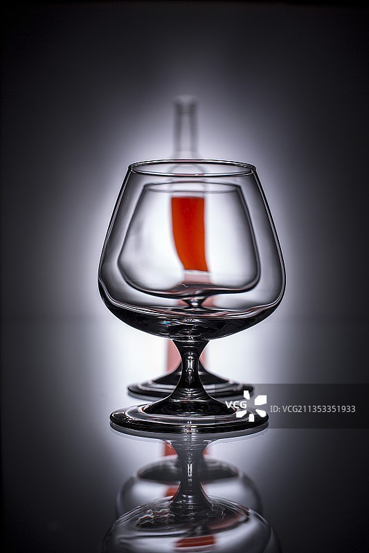 将白兰地倒入玻璃杯中图片素材