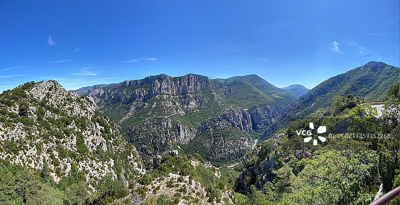 蓝天下的山景风光，法国艾吉讷图片素材