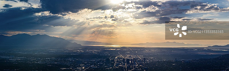 日落时分犹他州盐湖城城市鸟瞰图图片素材