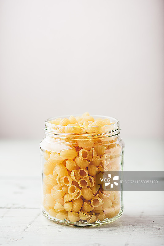 桌子上罐子里的意大利面特写图片素材