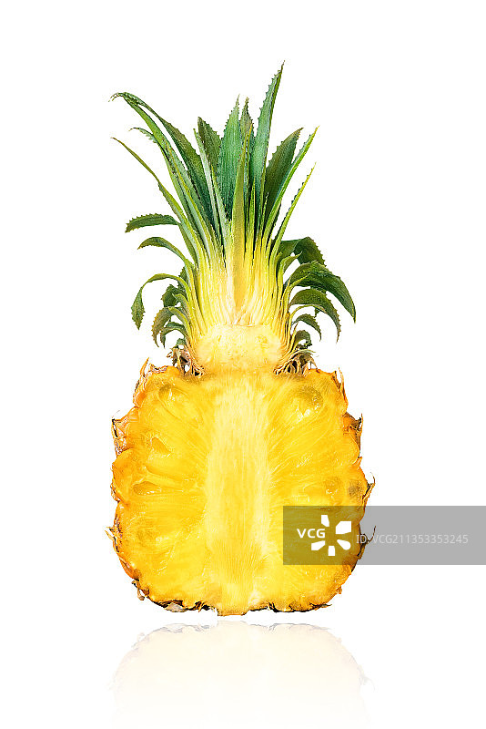 特写：白色背景下的半个菠萝图片素材
