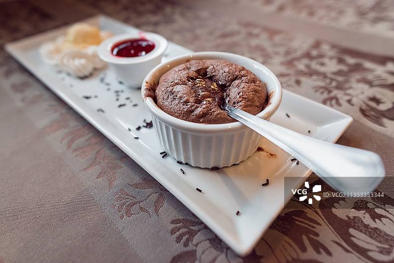 从高角度看桌上的甜点图片素材