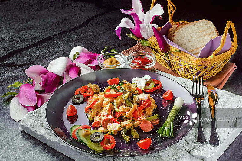 餐桌上食物的高角度视角图片素材