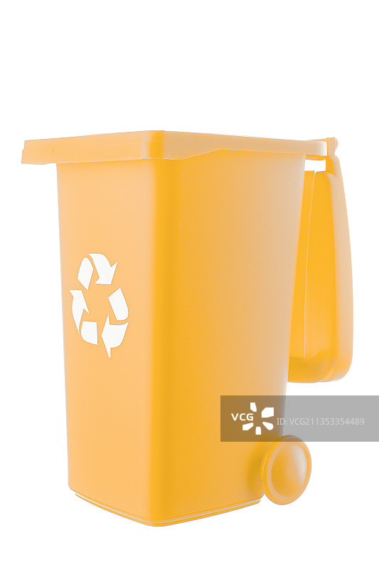白色背景上的黄色塑料垃圾桶图片素材