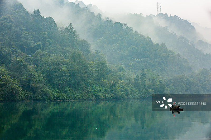 雾漫小东江渔船宁静水面图片素材