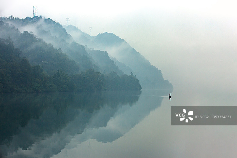 雾漫小东江渔船宁静水面图片素材