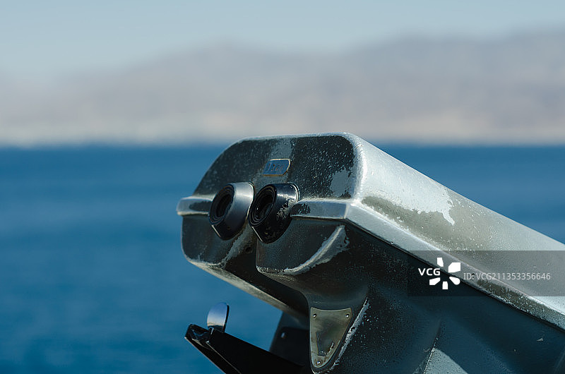 投币式望远镜特写，背景为大海图片素材
