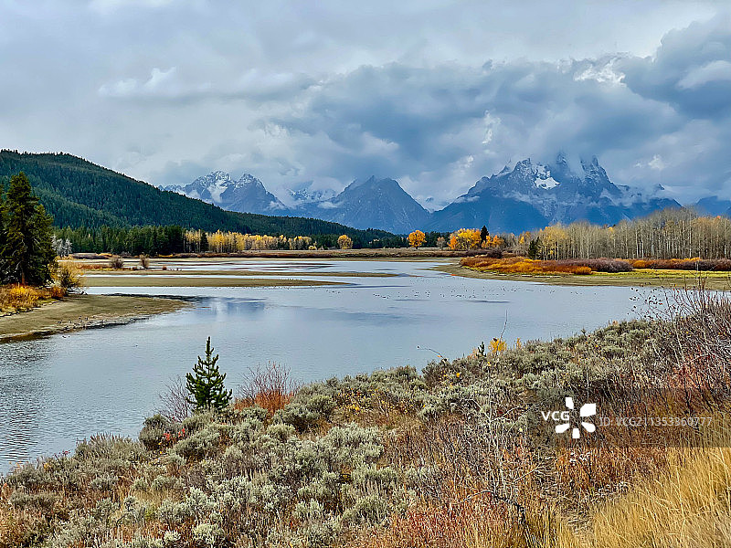 美国怀俄明州大提顿湖的湖光山色图片素材