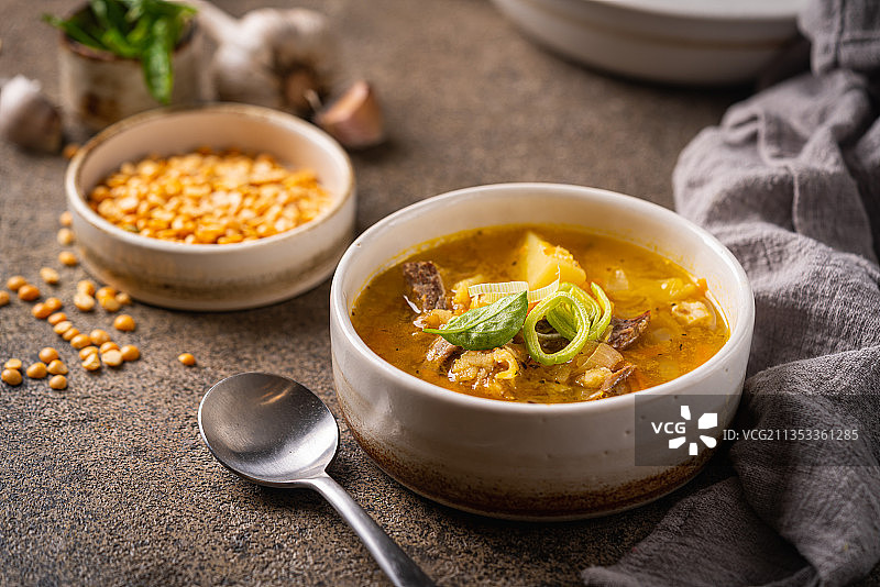 高角度的汤碗在桌上图片素材