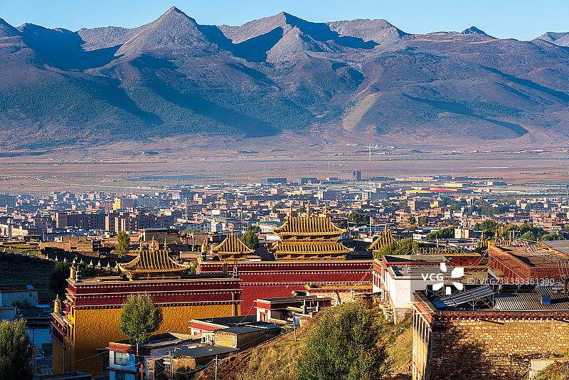四川省甘孜州理塘县城及长青春科尔寺图片素材