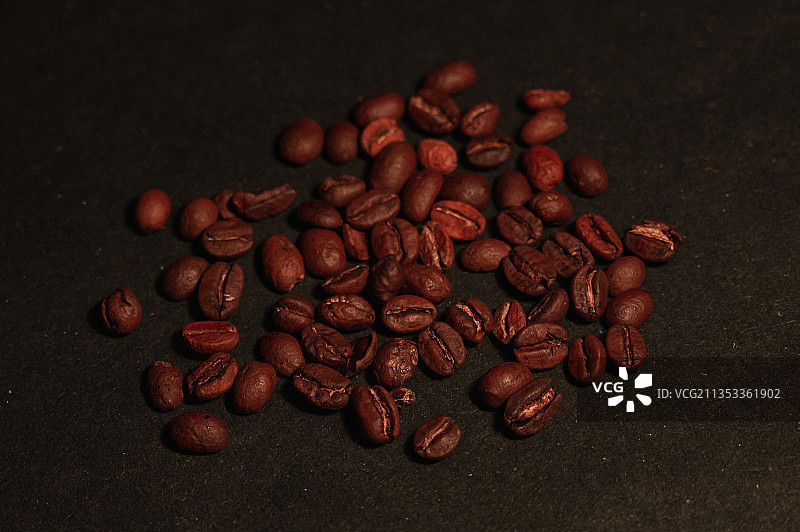 桌上的烤咖啡豆特写图片素材