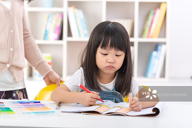 不想做美术作业的小女孩嘟着嘴巴图片素材