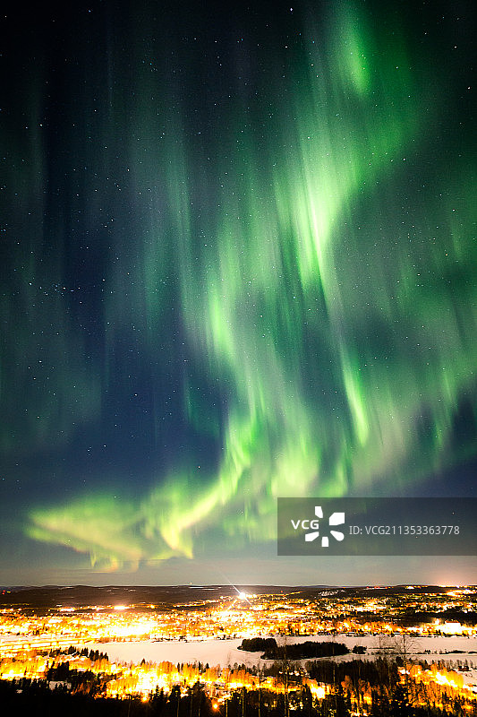 罗瓦涅米，芬兰夜间天空下的灯光景观图片素材