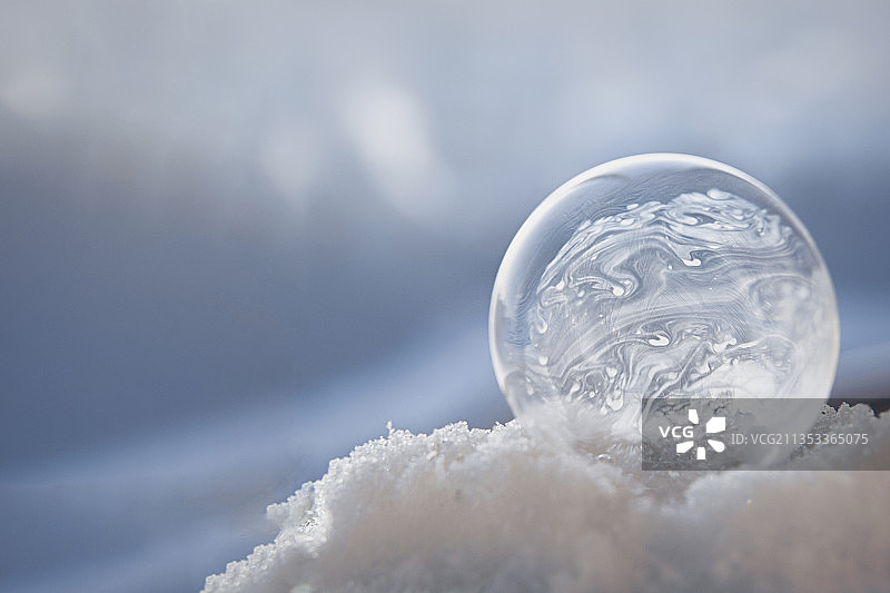 水晶球上的雪特写图片素材