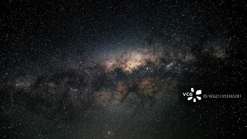 夜间低角度拍摄：澳大利亚维多利亚州Boweya的星空图片素材