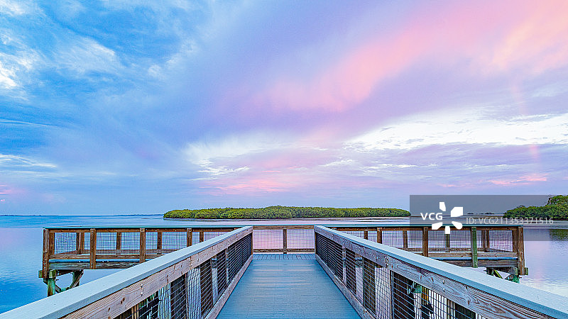 天空下的海上空桥，棕榈港，佛罗里达州，美国图片素材