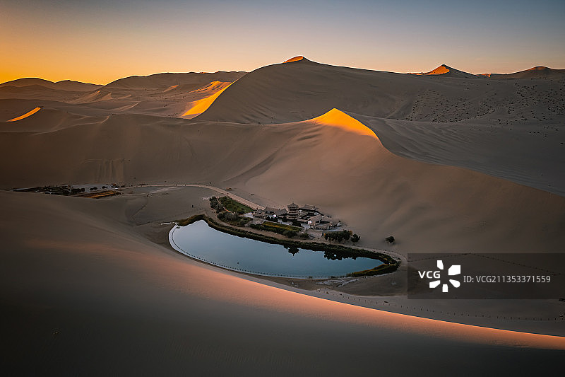 敦煌月牙泉鸣沙山西北旅行壁纸风景景区传媒广告新媒体航拍高视角图片素材