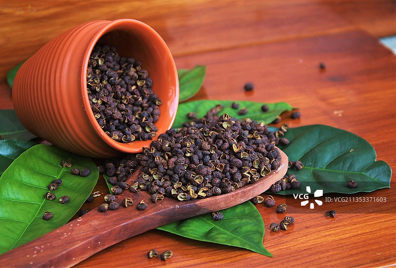 桌子上香料的俯视图图片素材