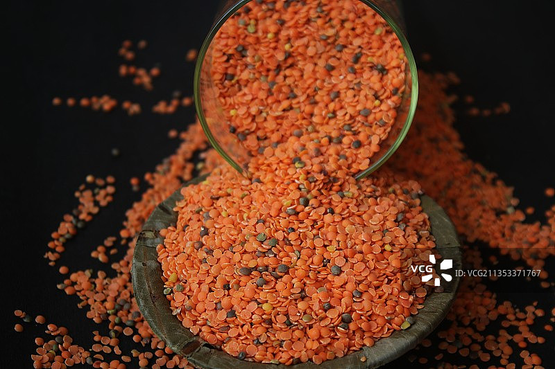 高角度拍摄的碗中香料图片素材