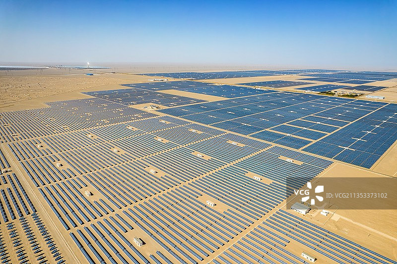 太阳能发电站和光伏电池板图片素材
