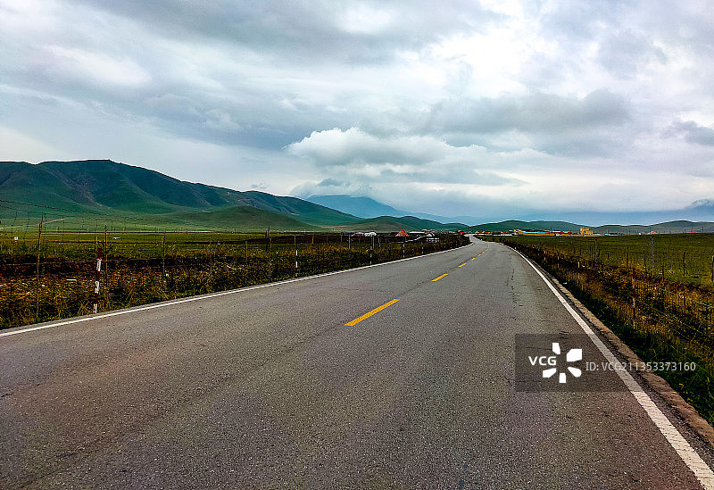 青海湖环湖公路汽车广告背景图图片素材